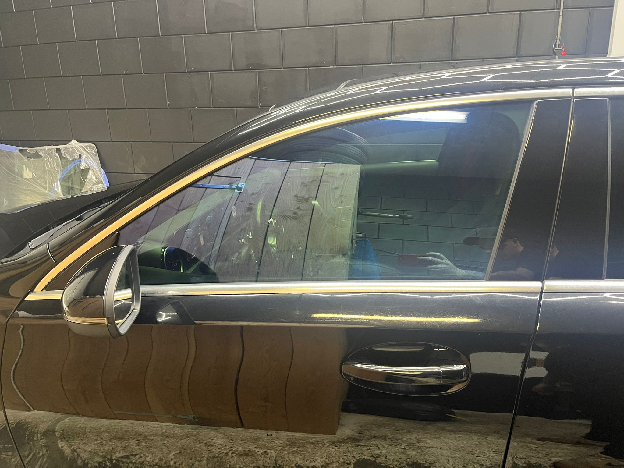 Chameleon folie op zijraampje